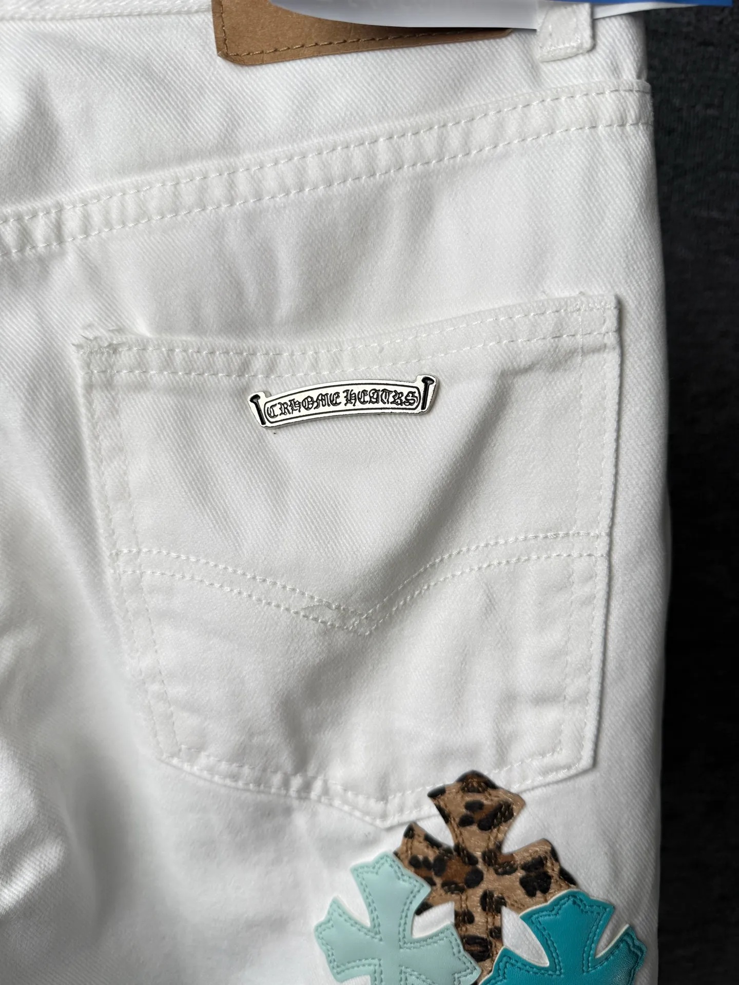 P260 💰 (Top version) Chrome Hearts/Chrome Hearts Classic daytime blue cow series colored leather cross washed color fabric unisex denim trousers Vibe style straight stacked god-level version Carbon fine bias denim color cloth Old vintage complete set of hardware - Chrome Hearts white cow series The high version uses high-ounce custom fabrics, fermentation washing and soft color fixation, soft and thick to wear, the details are all made by hand-polished craftsmanship, all-over printed jacquard fabric Unique design style. Through multiple processes to create a full retro feel. Unique niche non-contrast shirt. Customized distressed spray-painted buttons. Craftsmanship in every detail. Color: blue leather leopard print. Size: 28-30-32-34 (corresponding to S-M-L-XL)